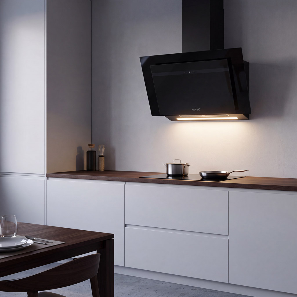 Cocina moderna con campana extractora negra, vitrocerámica y utensilios.