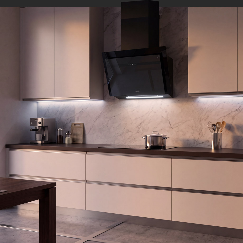 Cocina moderna con salpicadero de mármol, campana extractora y cafetera.