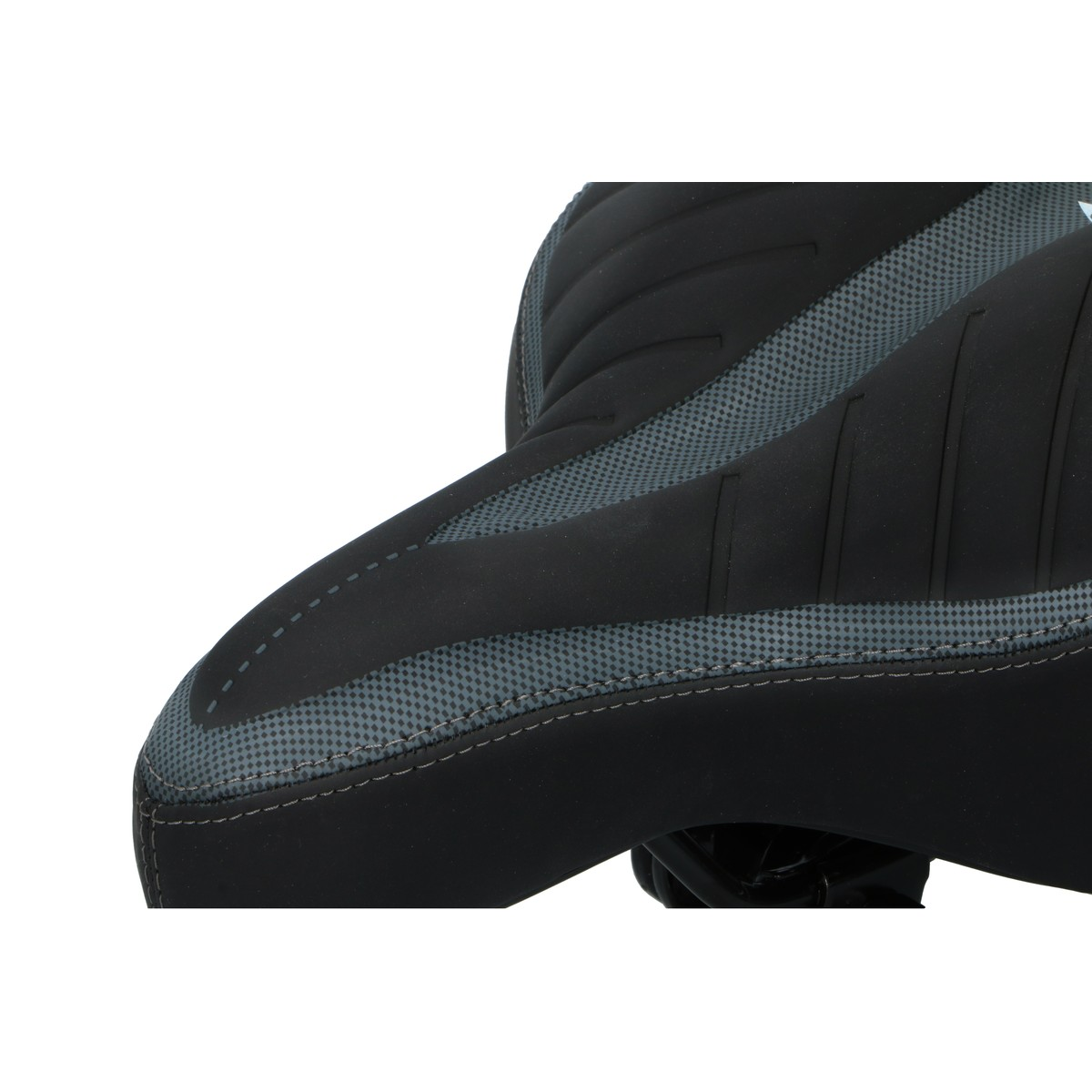 Zwart fietszadel met grijze accenten en stiksels.