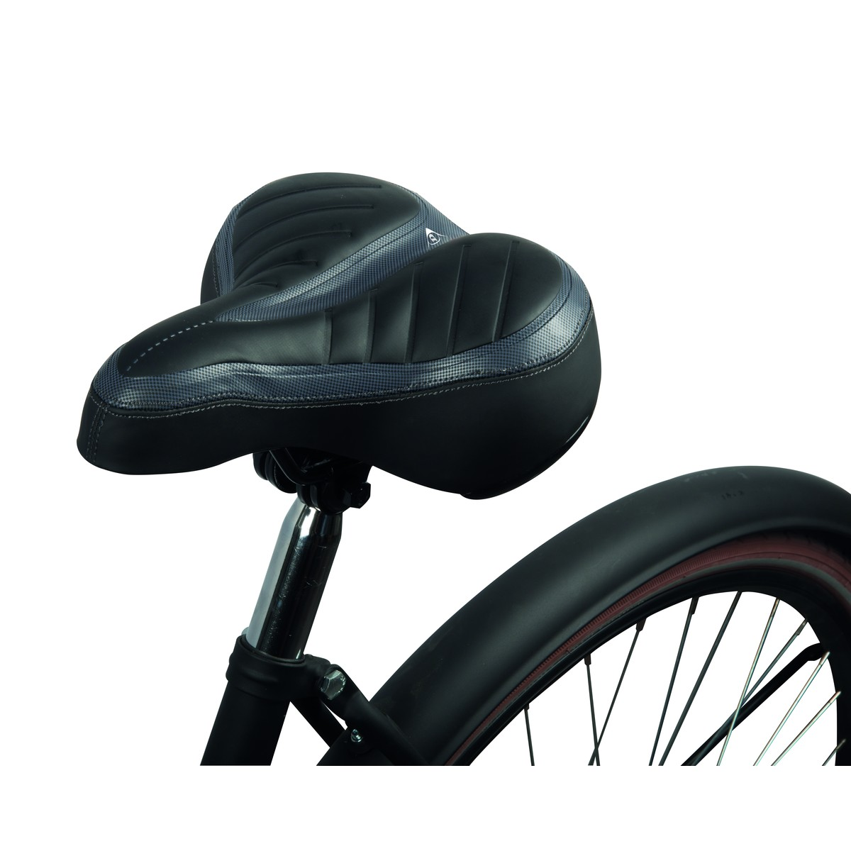 Zwart fietszadel met zilveren paal en zwart spatbord boven het wiel.