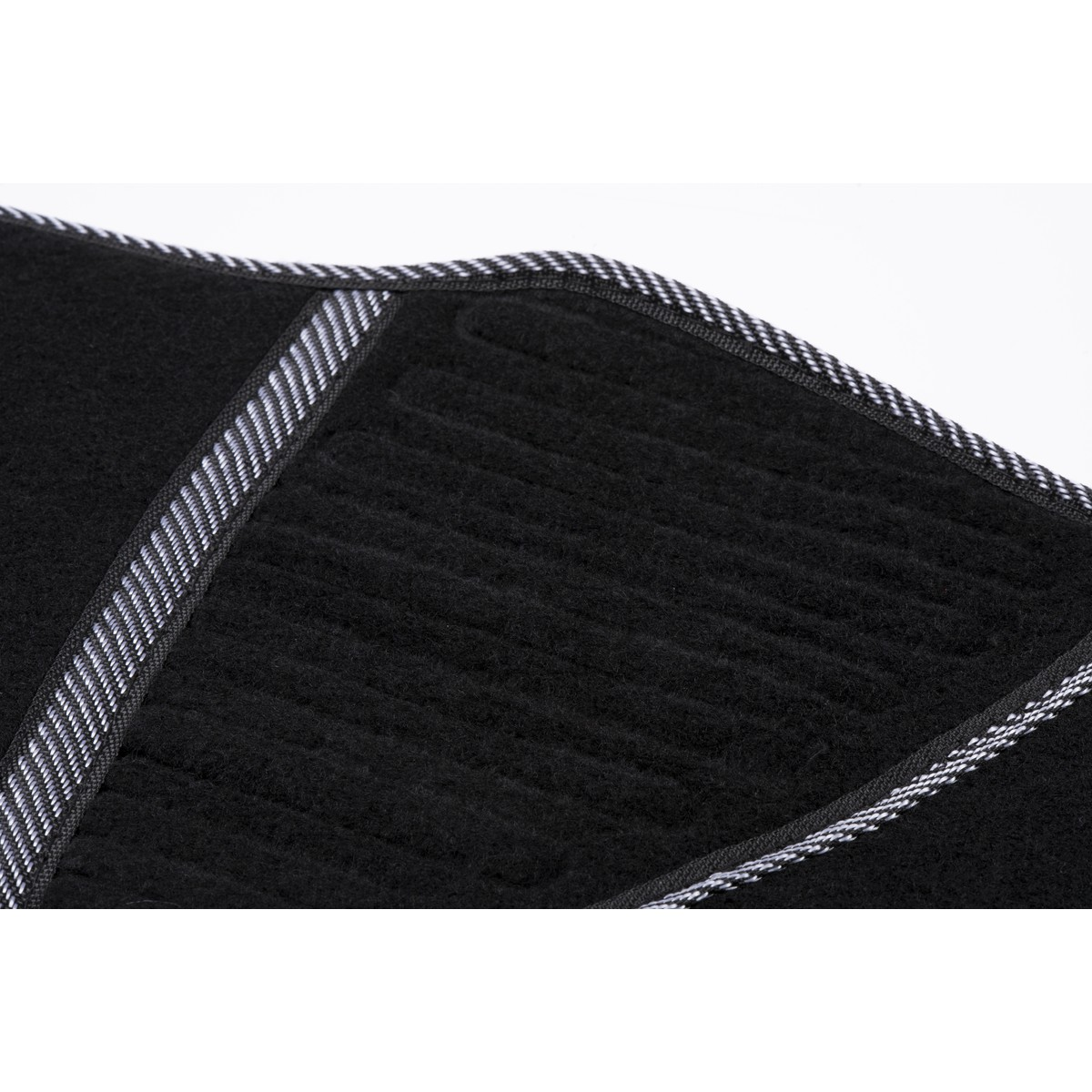 Zwart tapijt met gestreepte rand, close-up.