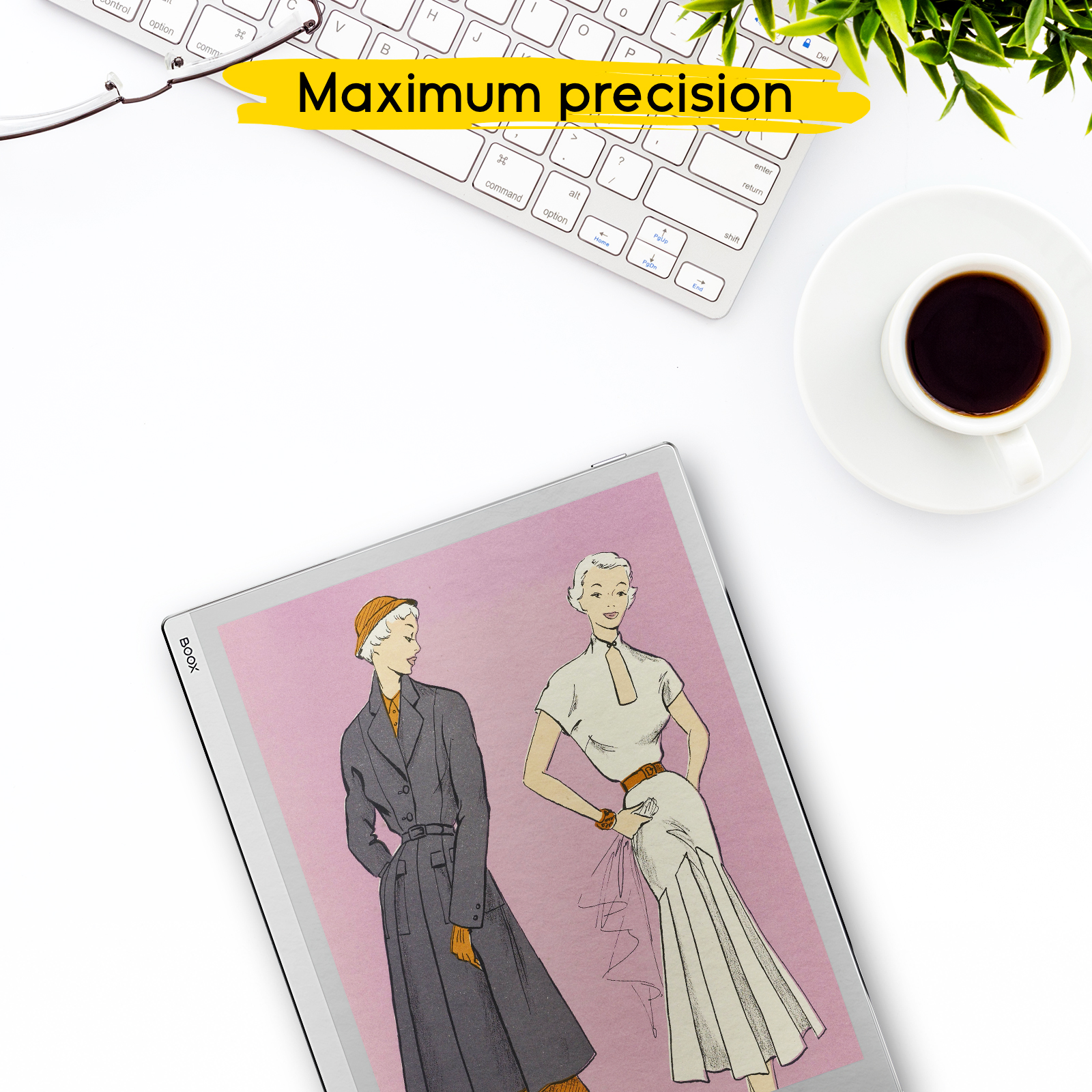 Un tablet mostra un'illustrazione di moda di due donne, accanto a una tastiera e tazzina.