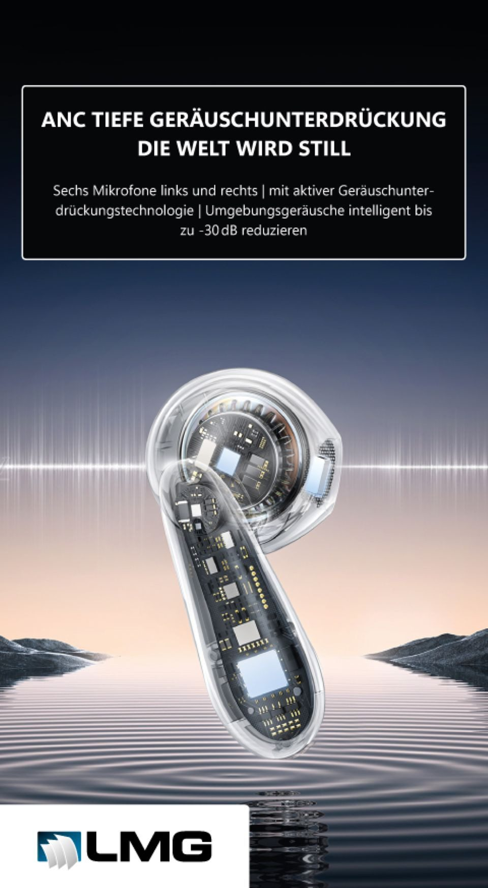 Transparente Ohrhörer mit Schaltkreisen sind über einer ruhigen Wasseroberfläche platziert.