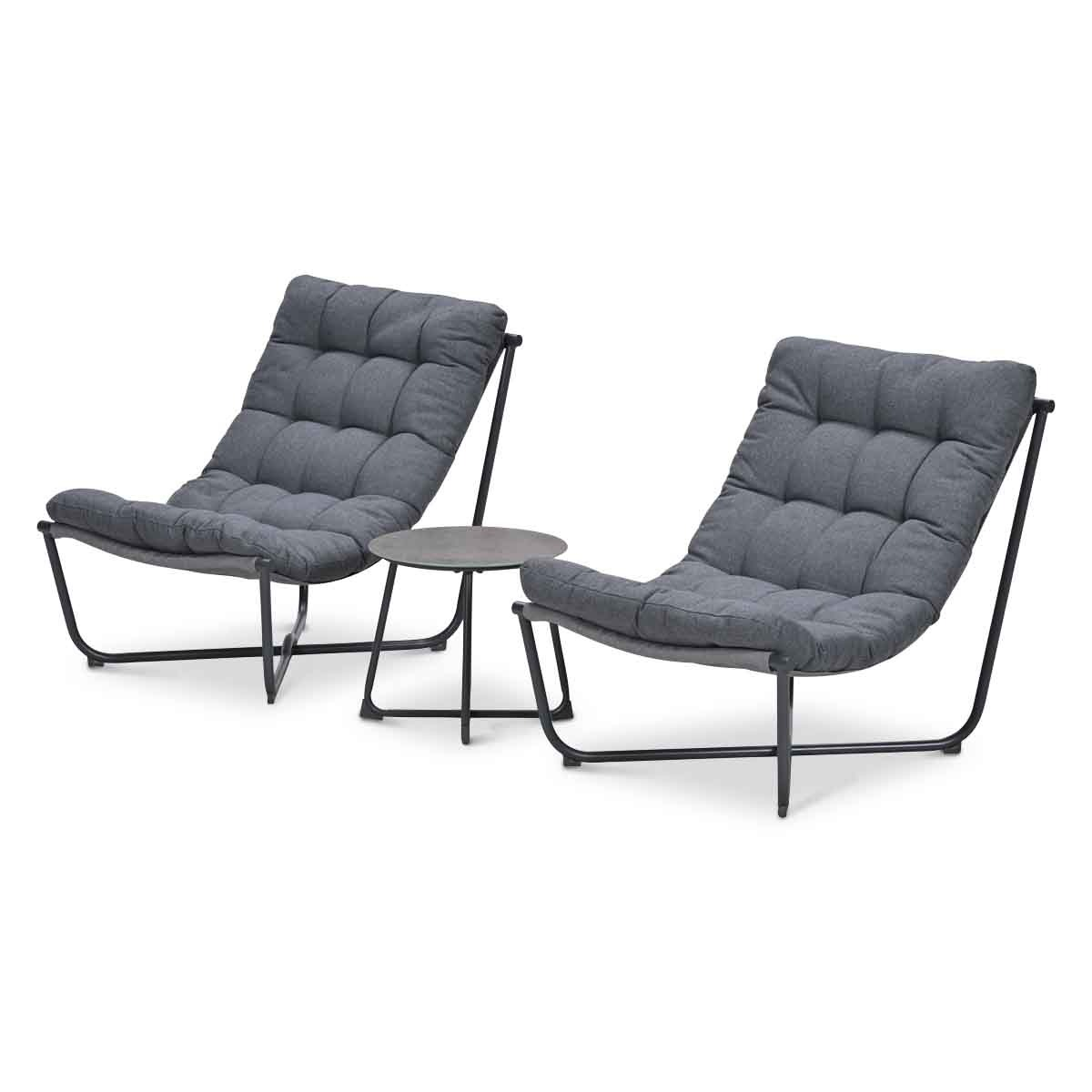 Twee grijze loungestoelen met zwart metalen frame en een ronde grijze bijzettafel.