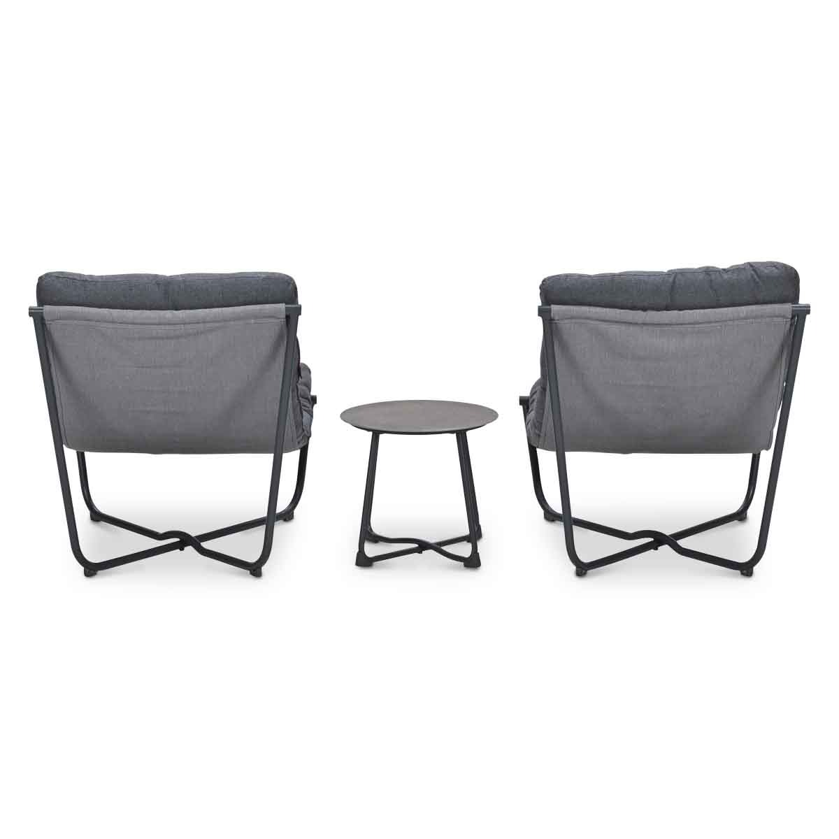 Twee grijze stoelen met een kleine ronde tafel ertussen.