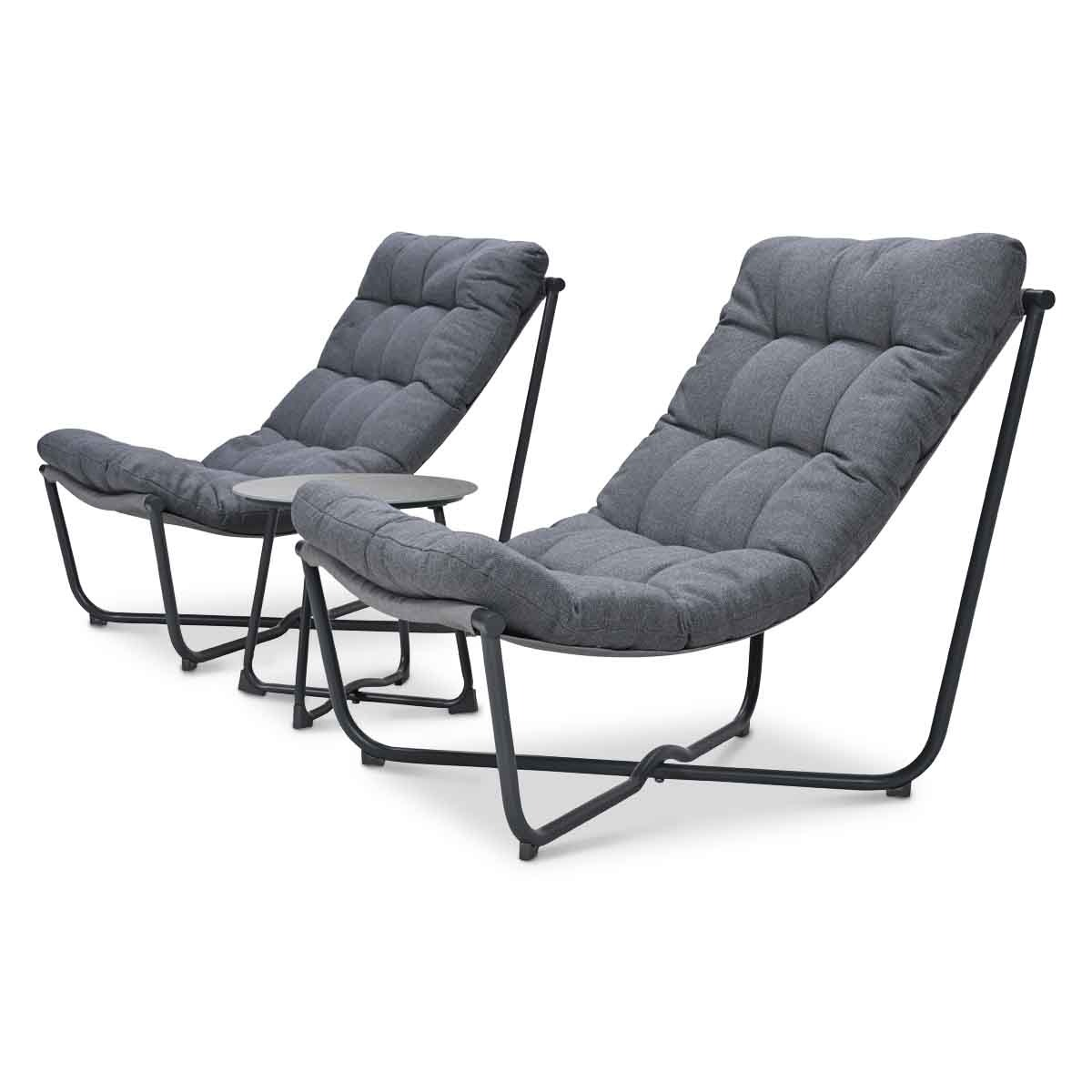 Twee grijze loungestoelen met metalen frame en bijzettafel.