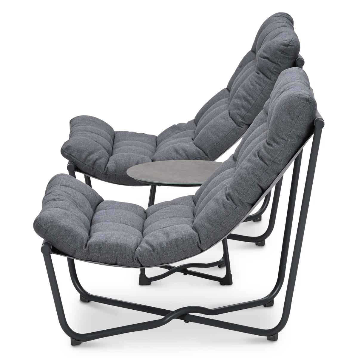 Twee gestoffeerde grijze stoelen met een ronde tafel ertussen.