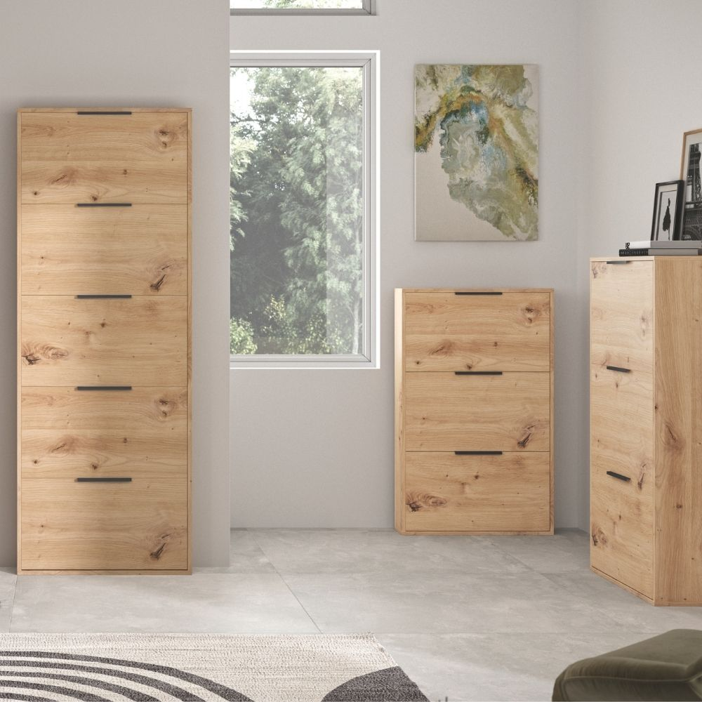Armadi in legno con maniglie nere affiancati, con finestre e arte sullo sfondo.