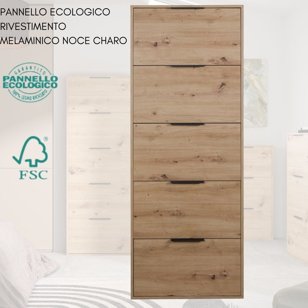 Un mobile stretto a cinque cassetti in legno chiaro con maniglie nere.