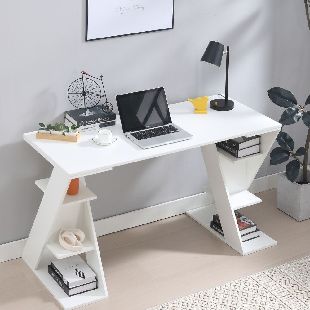 Una scrivania bianca con laptop, lampada, libri e piante. Moderne gambe a Z con ripiani.