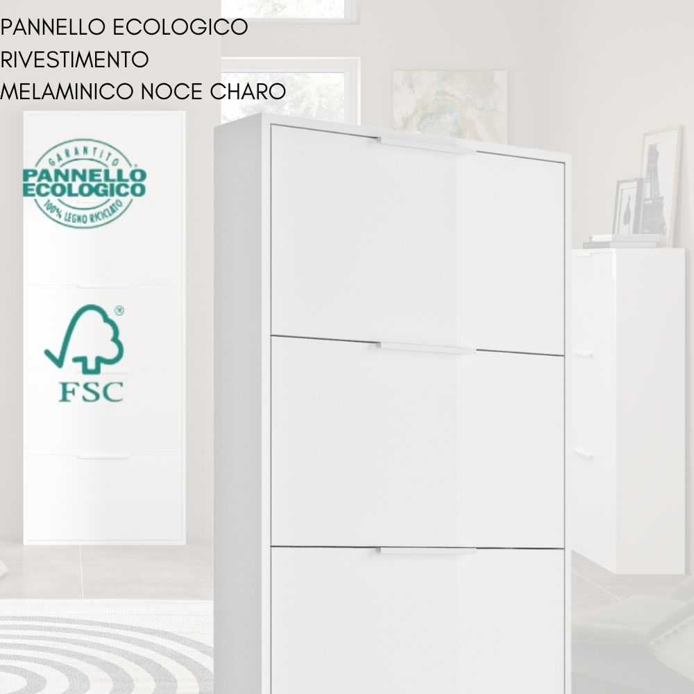 Un mobile bianco a tre ante con maniglie argentate, etichetta ecologica a sinistra.