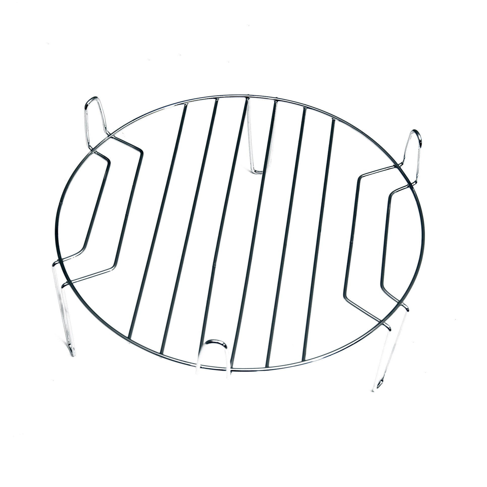 Una griglia rotonda in metallo argentato con quattro gambe, su sfondo bianco.