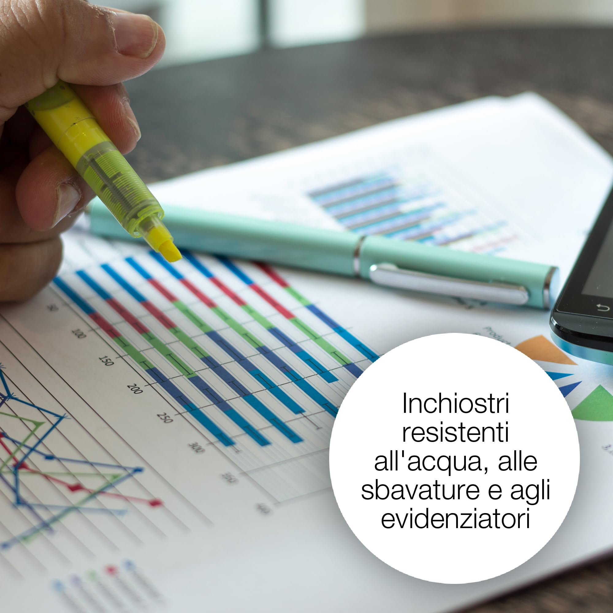 Mano che tiene un evidenziatore giallo su grafici con barre blu, rosse e verdi.
