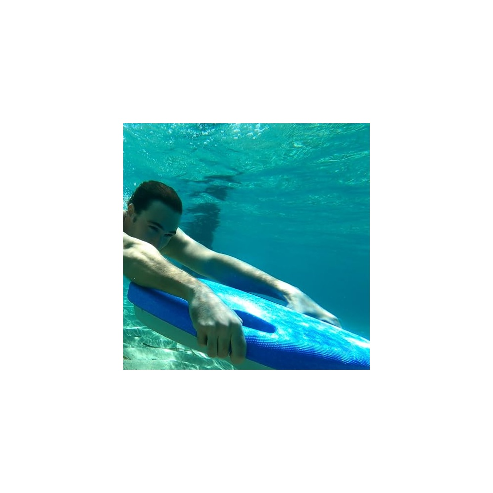 Hombre nada bajo el agua con una tabla de natación azul.