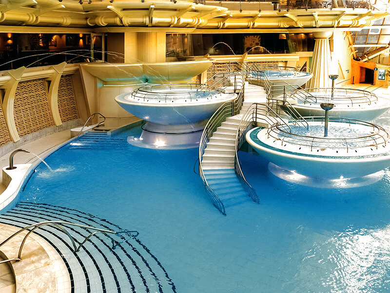 Una piscina de varios niveles con jacuzzis y chorros de agua.