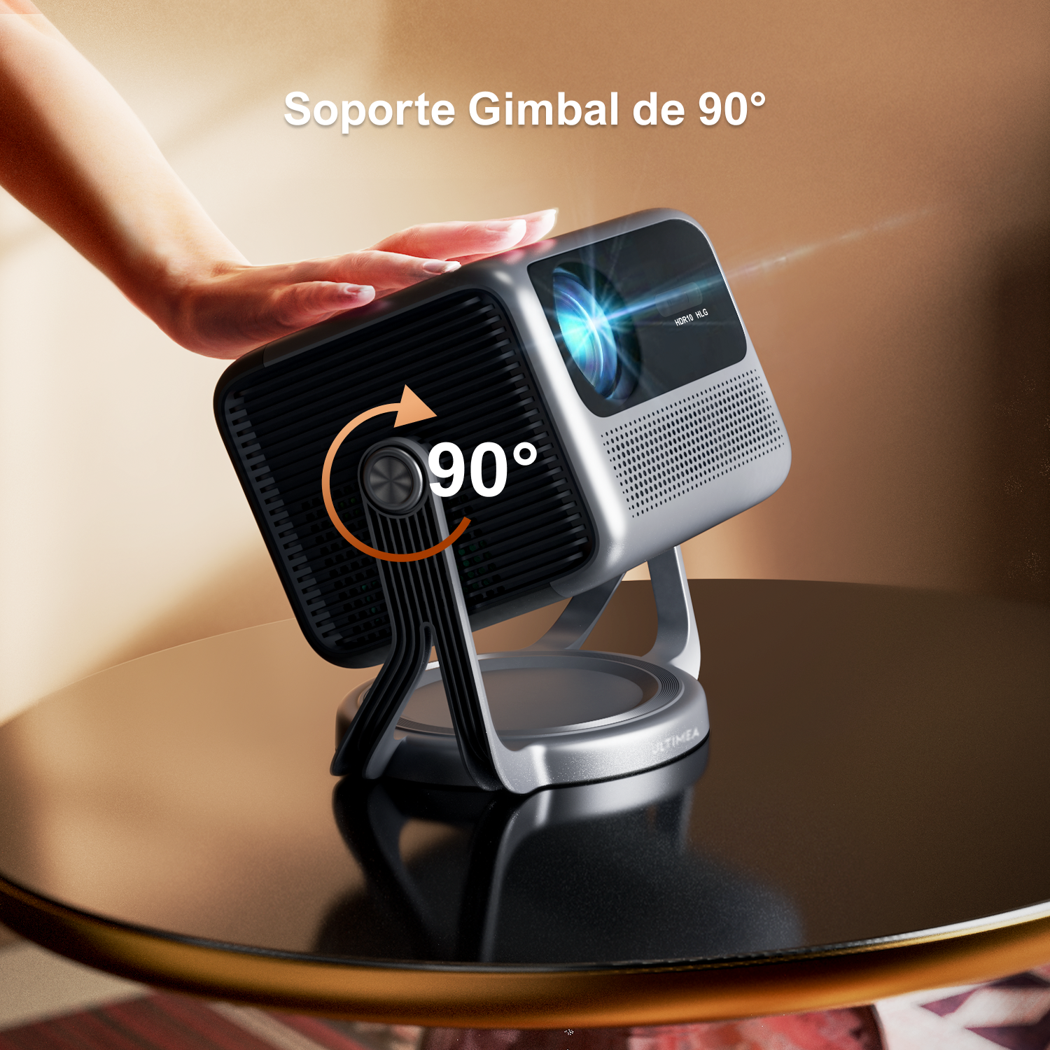 Un proyector en un soporte cardán con función de inclinación de 90 grados, colocado sobre una mesa.