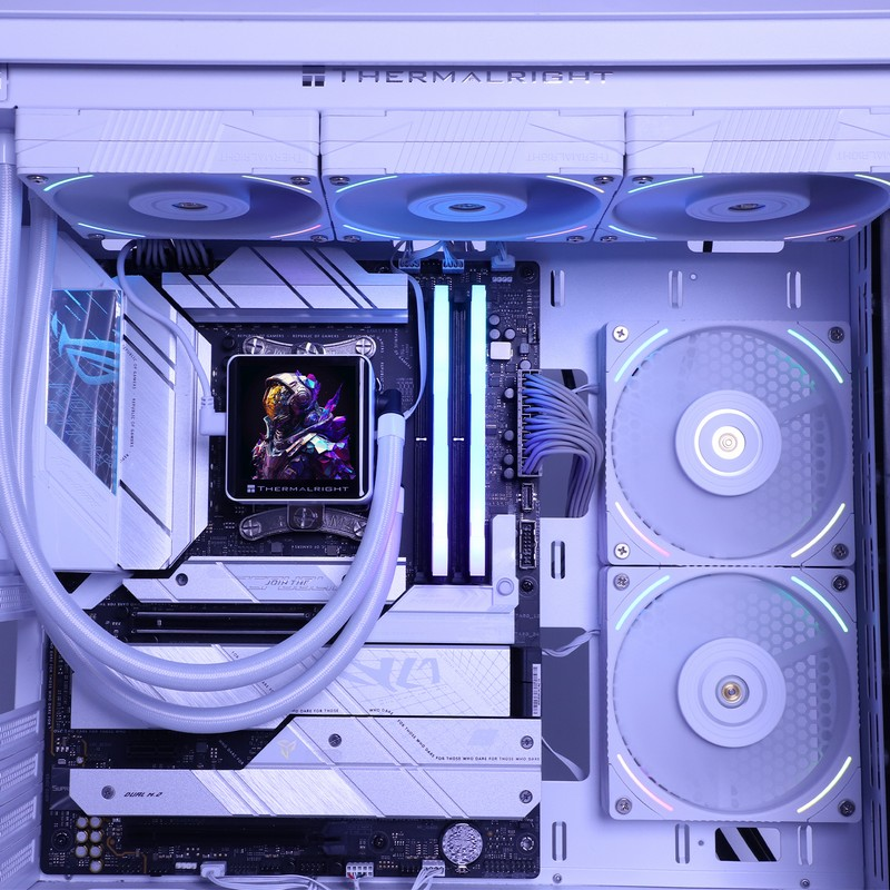 Ensamblaje de PC blanco con ventiladores RGB, pantalla de CPU central muestra un avatar colorido.