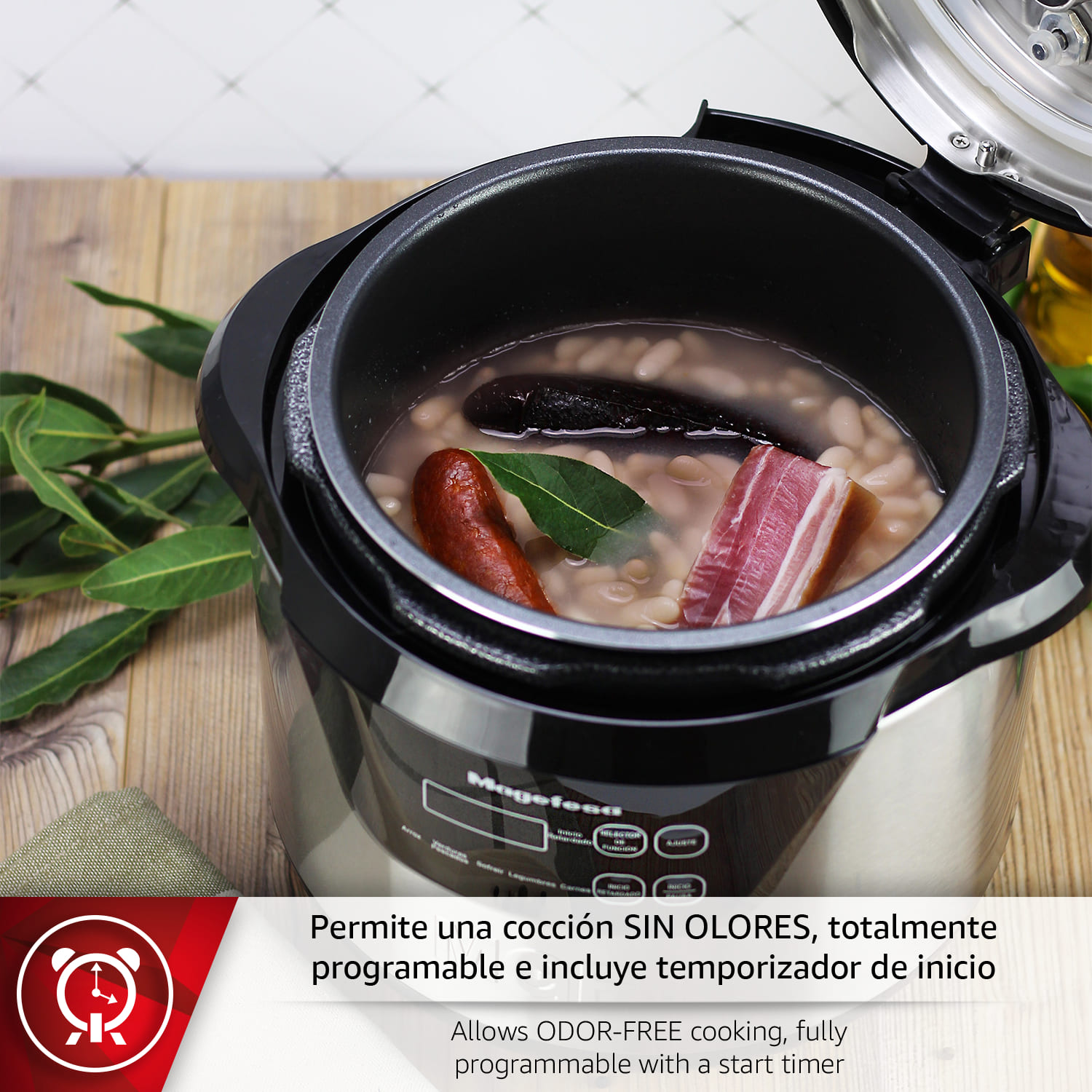 Una olla a presión con frijoles, salchicha, tocino y hojas de laurel en líquido.