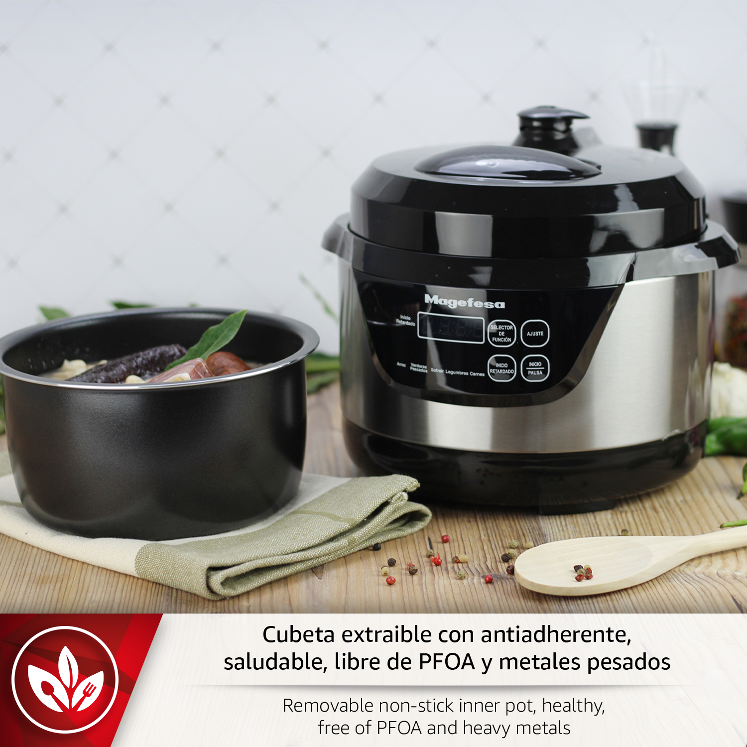 Una olla a presión negra junto a una olla con comida. Cerca hay una cuchara de madera.