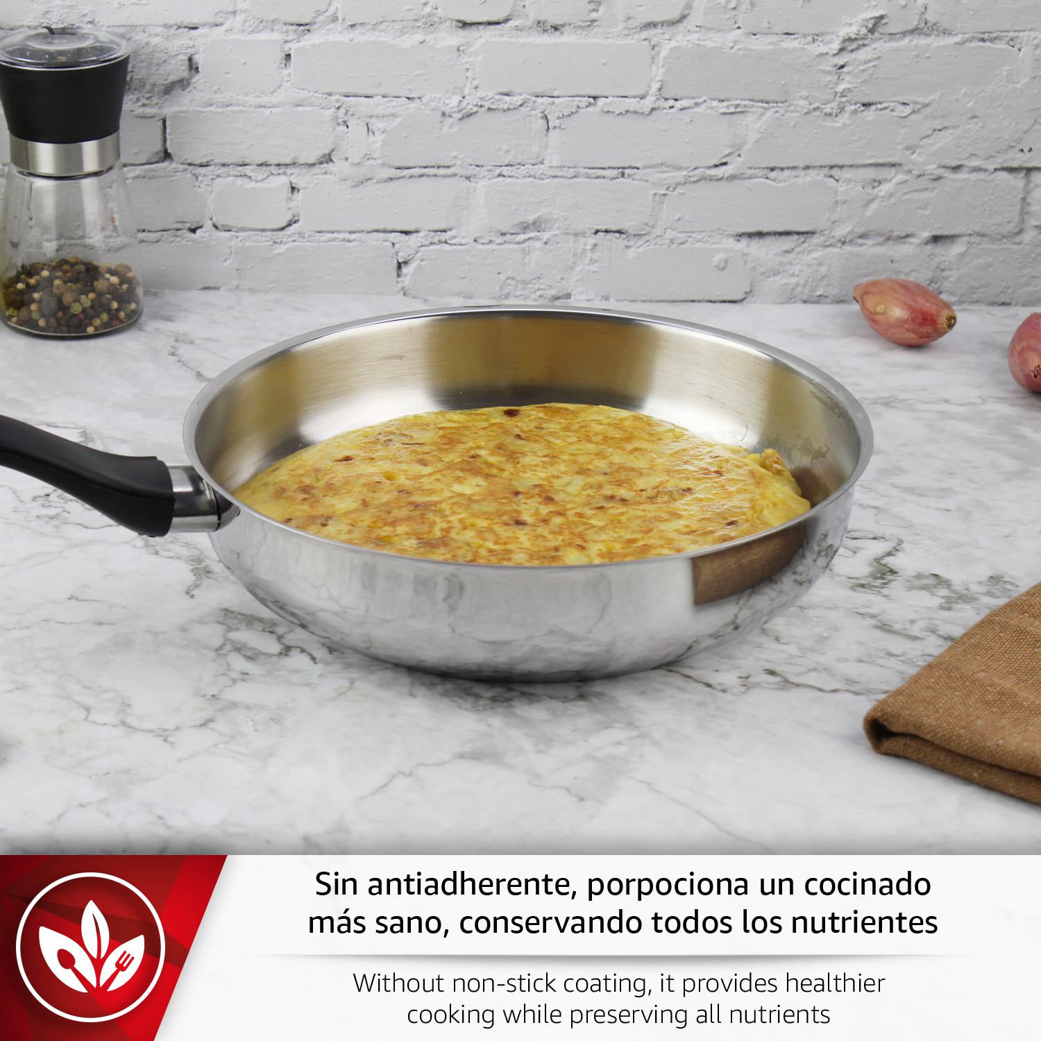 Una sartén con un plato dorado y molinillo de pimienta al fondo.