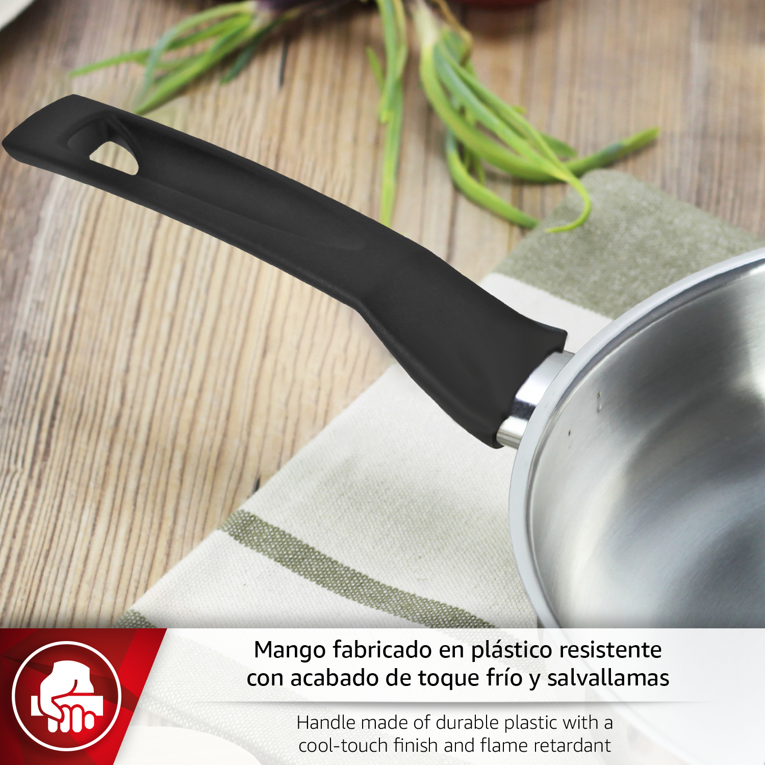 Mango de sartén de metal con agarre de plástico negro, sobre mesa de madera.