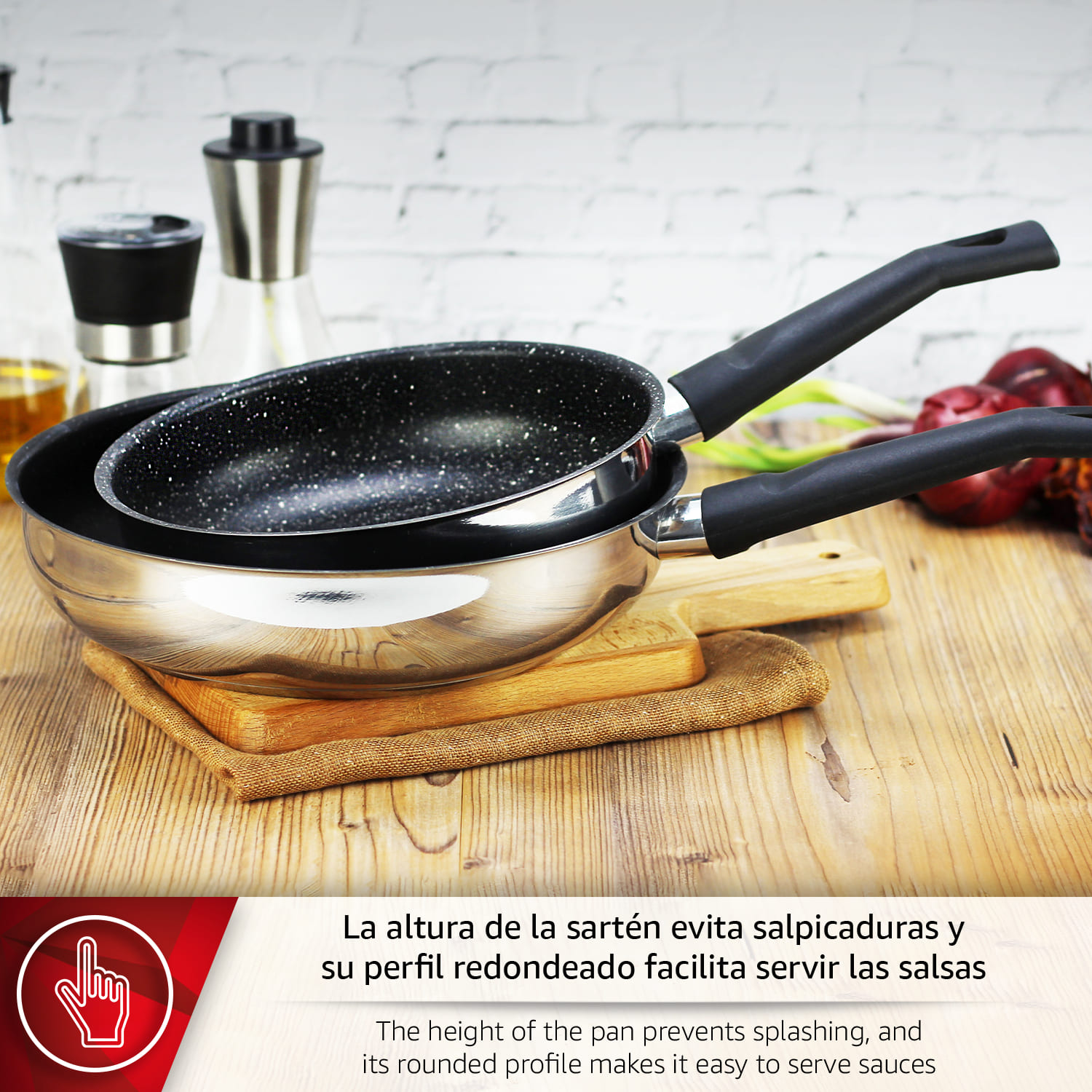 Dos sartenes sobre una mesa de madera, con cebollas y cebolletas al fondo.
