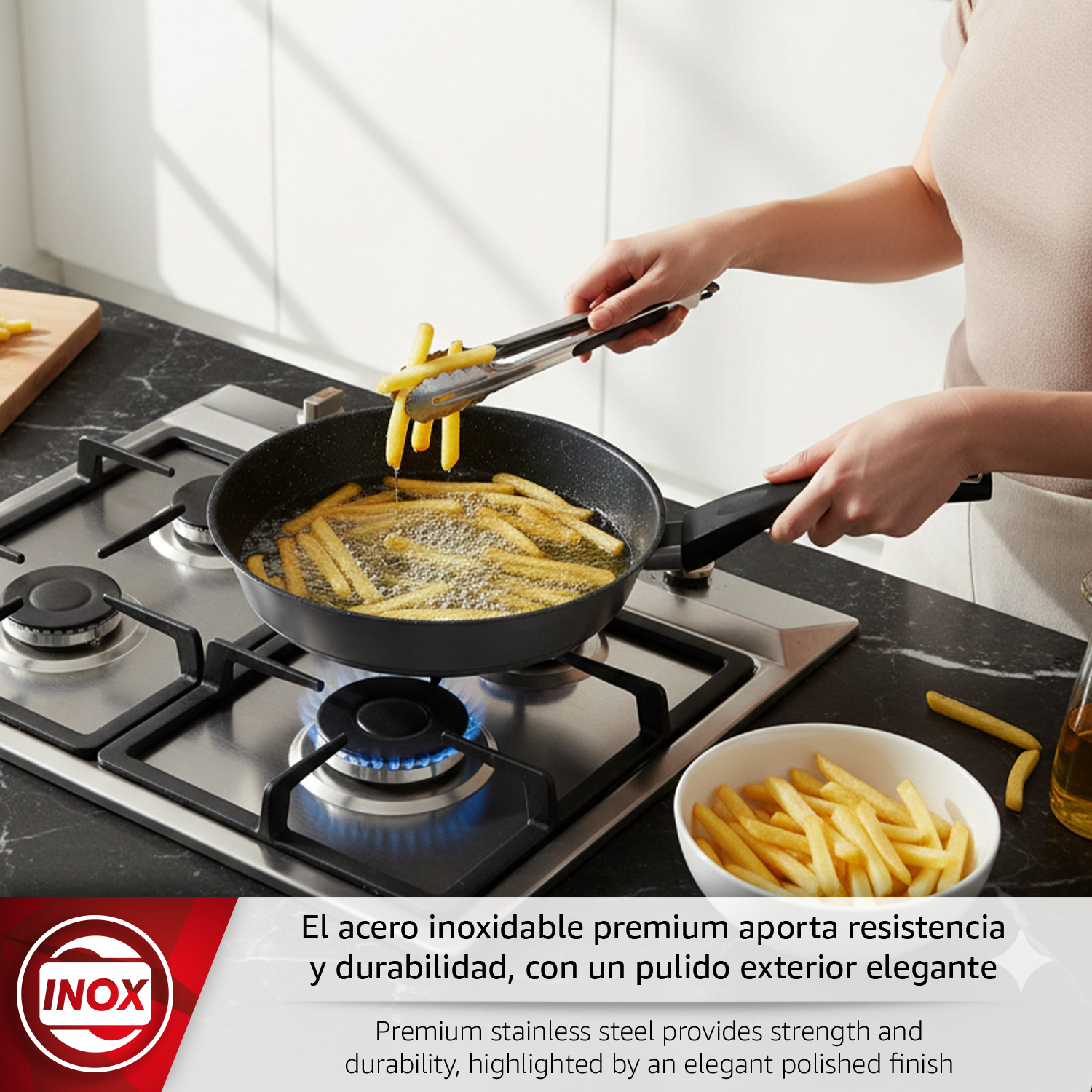 Una persona fríe patatas fritas en una sartén sobre un hornillo de gas. Hay un cuenco de patatas.