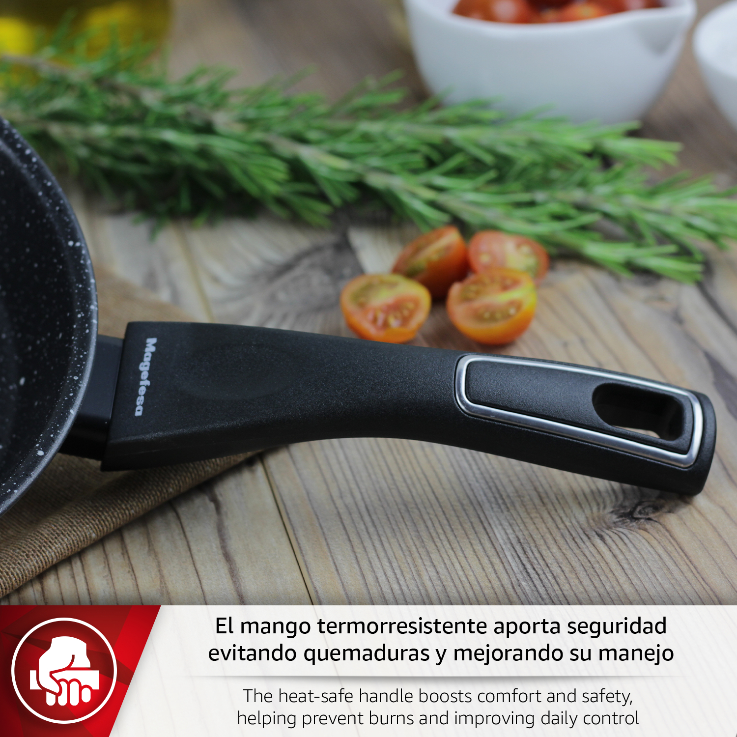 El mango negro de sartén con borde cromado descansa sobre madera.