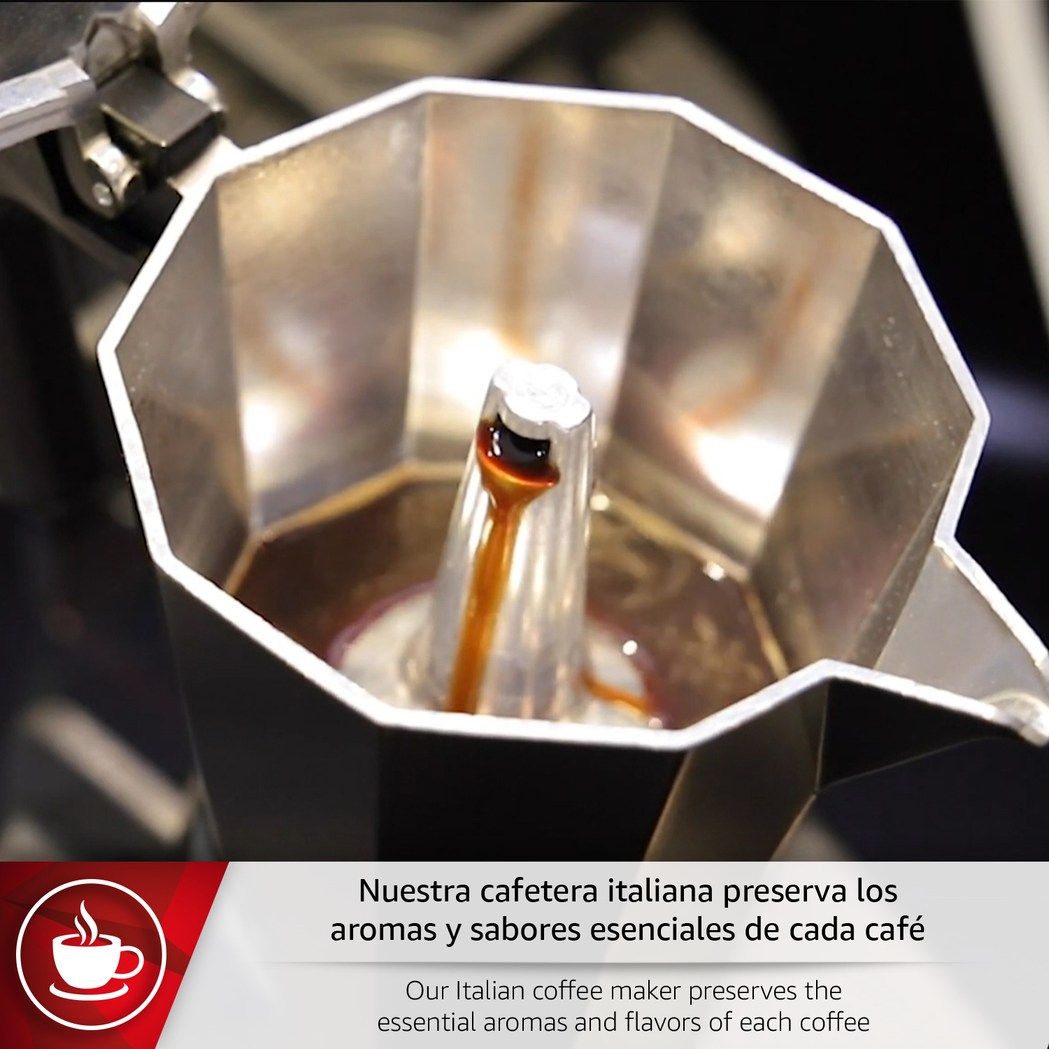 Una cafetera plateada con café humeante fluyendo a la cámara superior.
