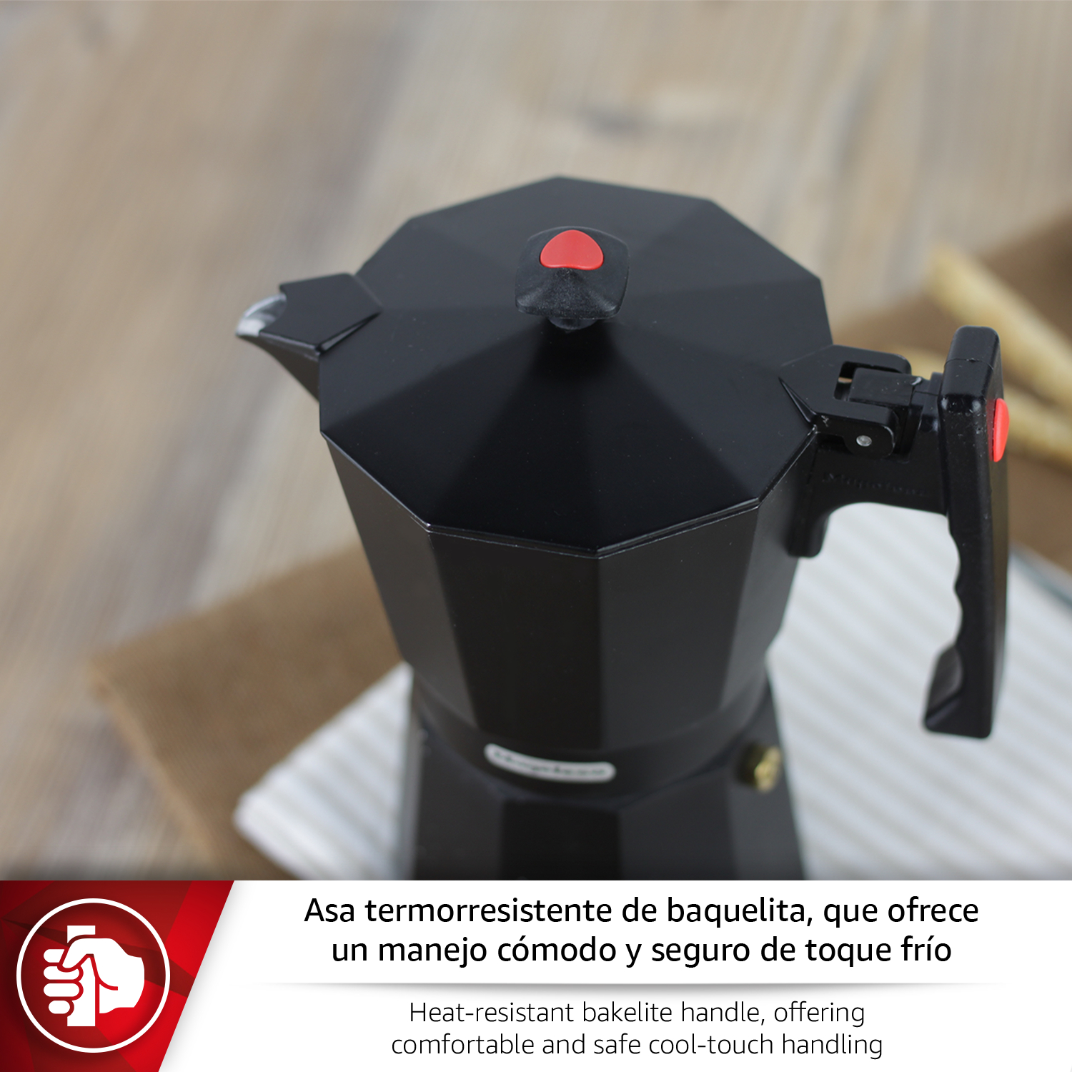 Cafetera moka negra con mango resistente al calor sobre fondo de madera.