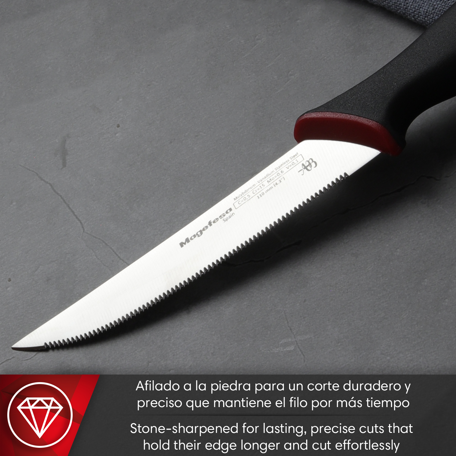 Un cuchillo serrado con mango negro descansa sobre una superficie oscura. Texto describe su filo.