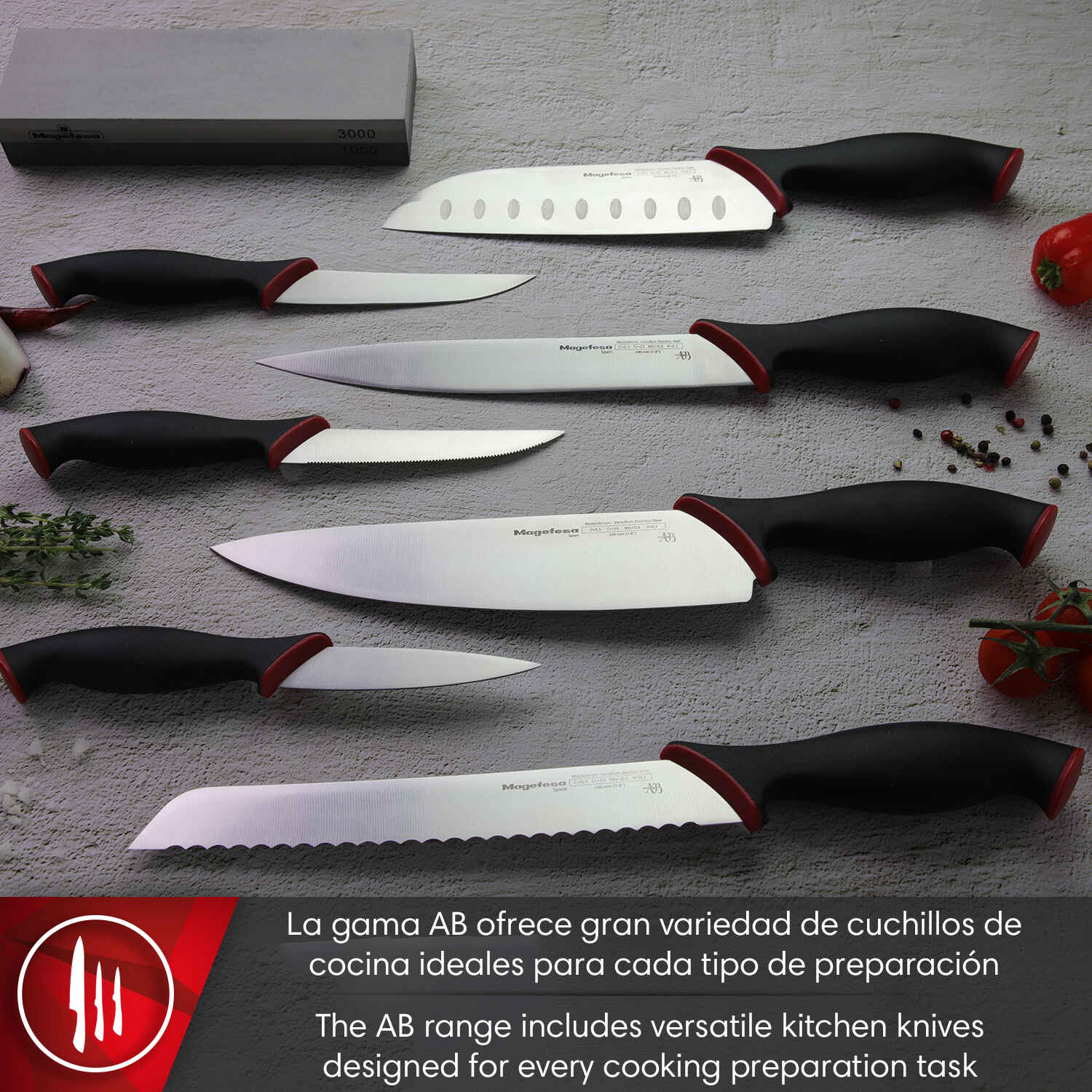 Bloque de cuchillos con varios cuchillos de cocina, tomates y especias.