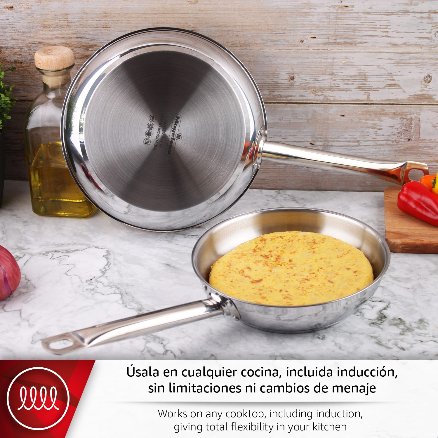 Dos sartenes de acero inoxidable, una con tortilla, sobre mármol y madera.