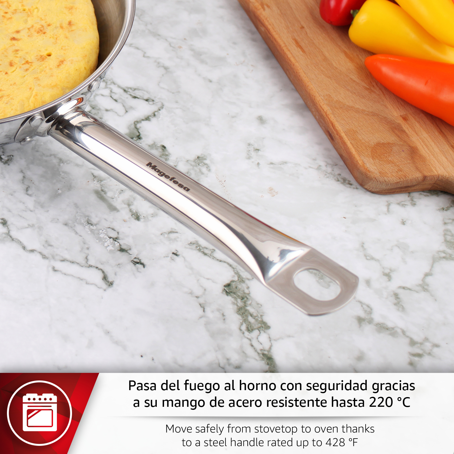 Una sartén con una tortilla y un mango de metal. Hay pimientos al lado.