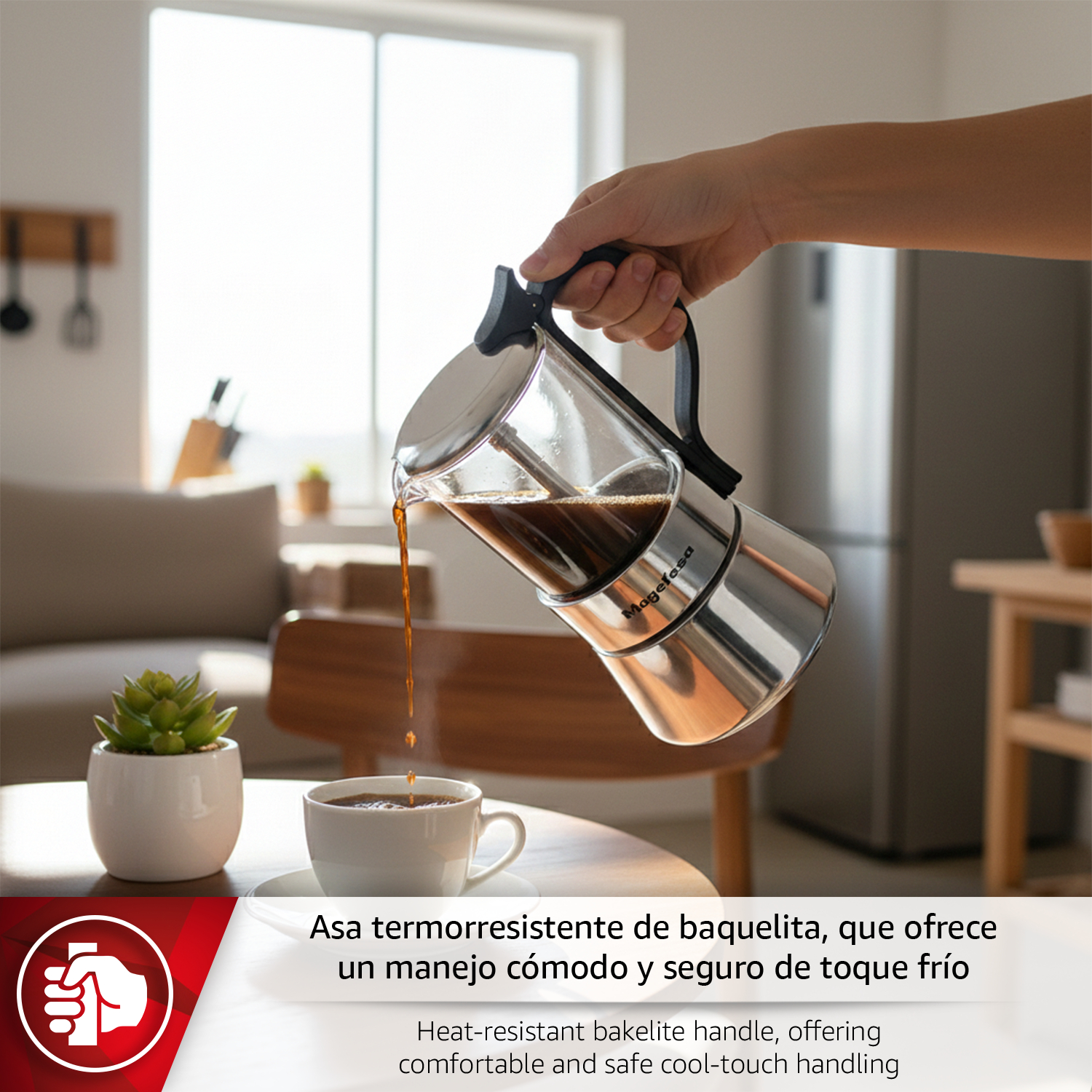 Mano sirviendo café de cafetera de cristal en una taza.