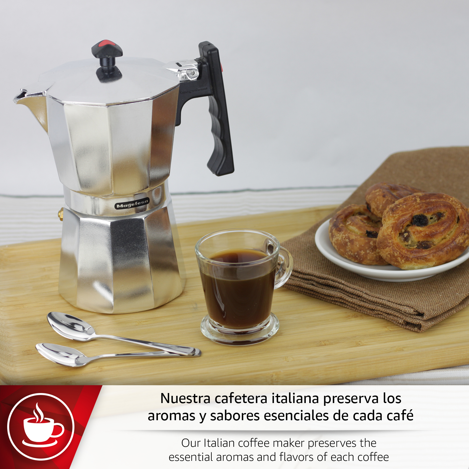 Cafetera plateada con café, pasteles y cucharas sobre tabla de madera.