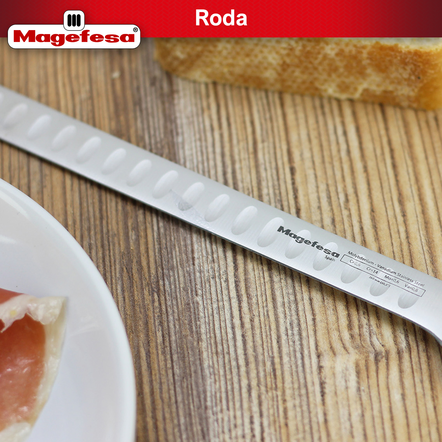 Un cuchillo con hendiduras ovaladas yace sobre una tabla de madera junto a pan y jamón.