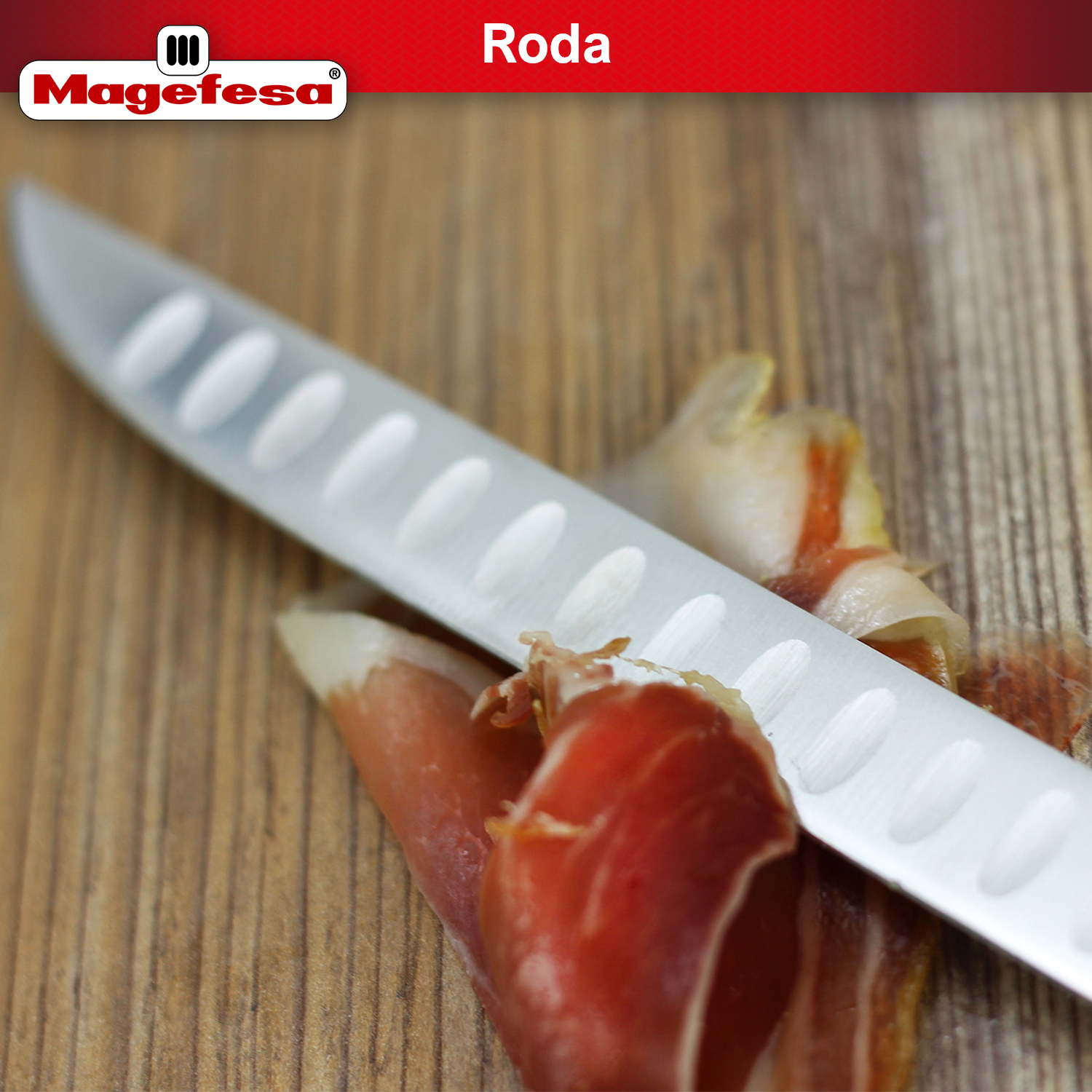Un cuchillo Magefesa corta jamón cortado finamente en una tabla de madera. Roda.