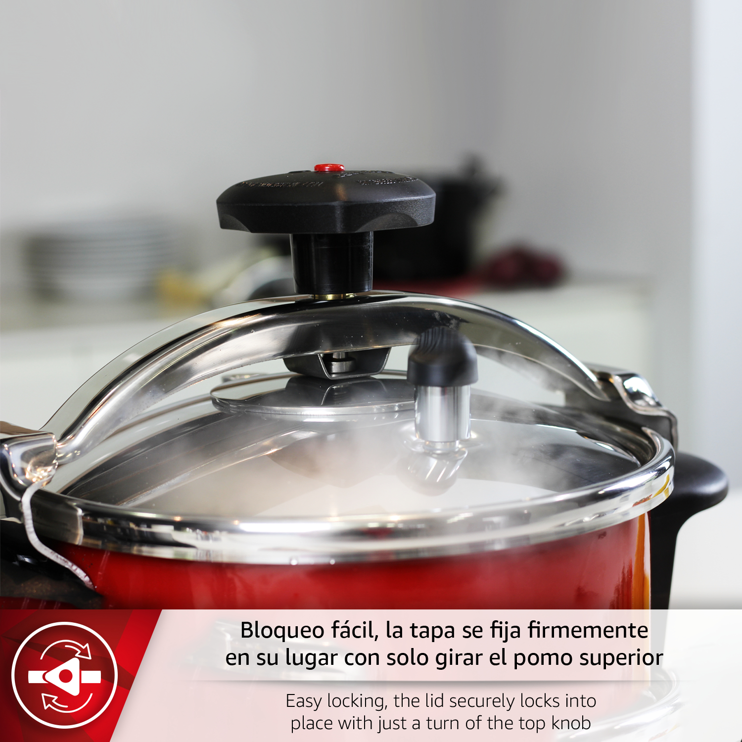 Olla a presión roja con vapor escapando de la tapa de vidrio. Vista cercana.