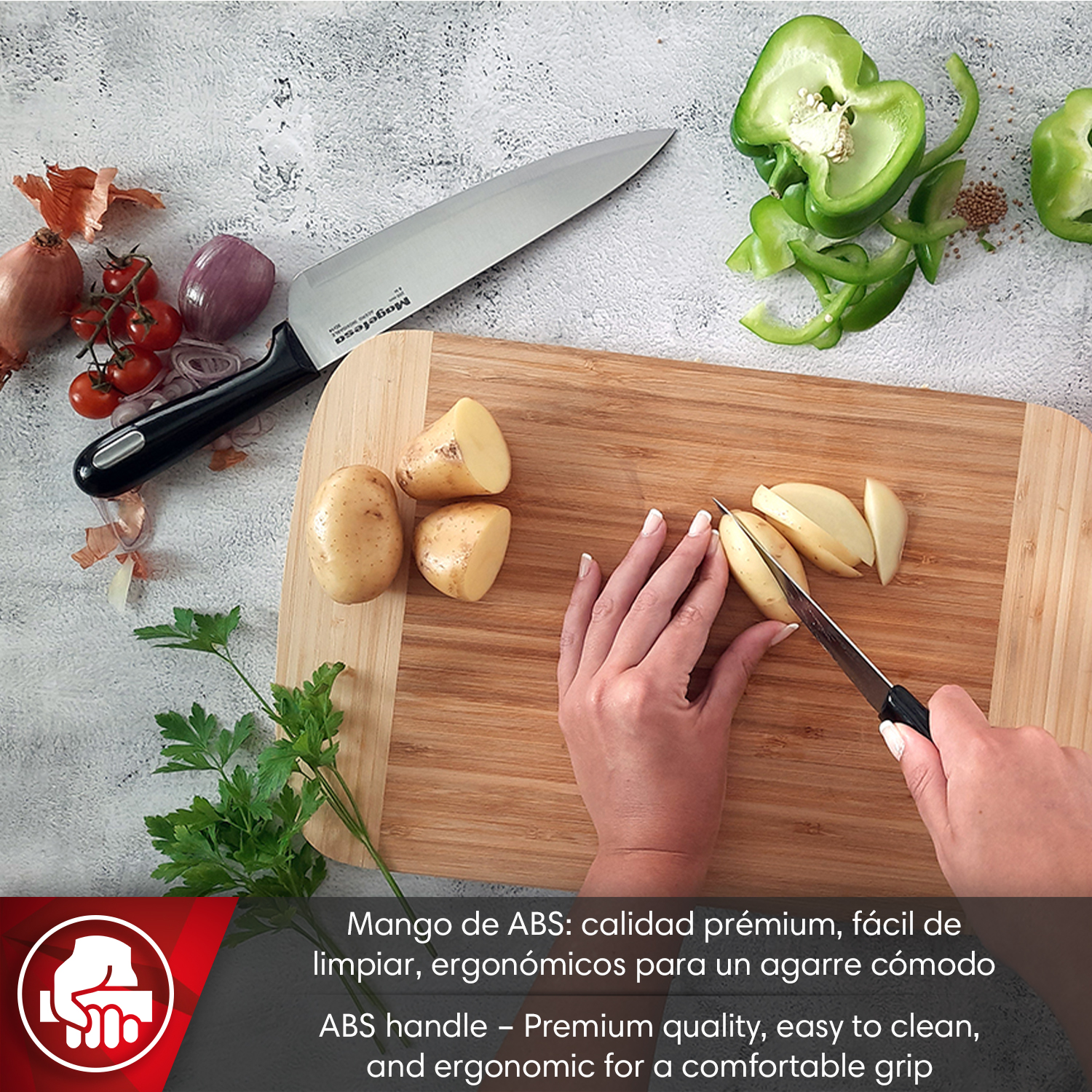 Manos cortando patatas en tabla de madera, con cuchillo y verduras cerca.