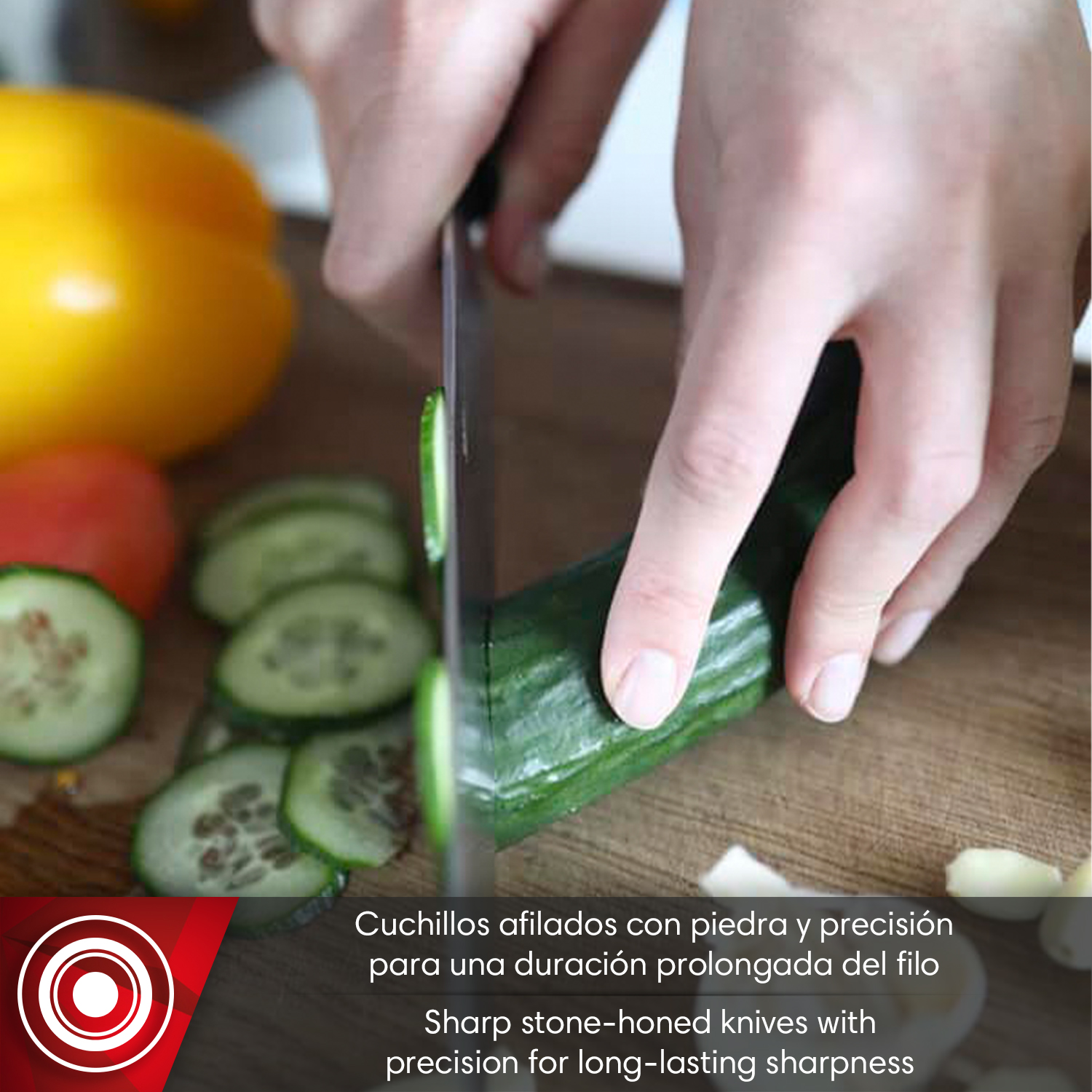 Manos cortando pepinos con un cuchillo sobre una tabla de madera junto a un pimiento amarillo.