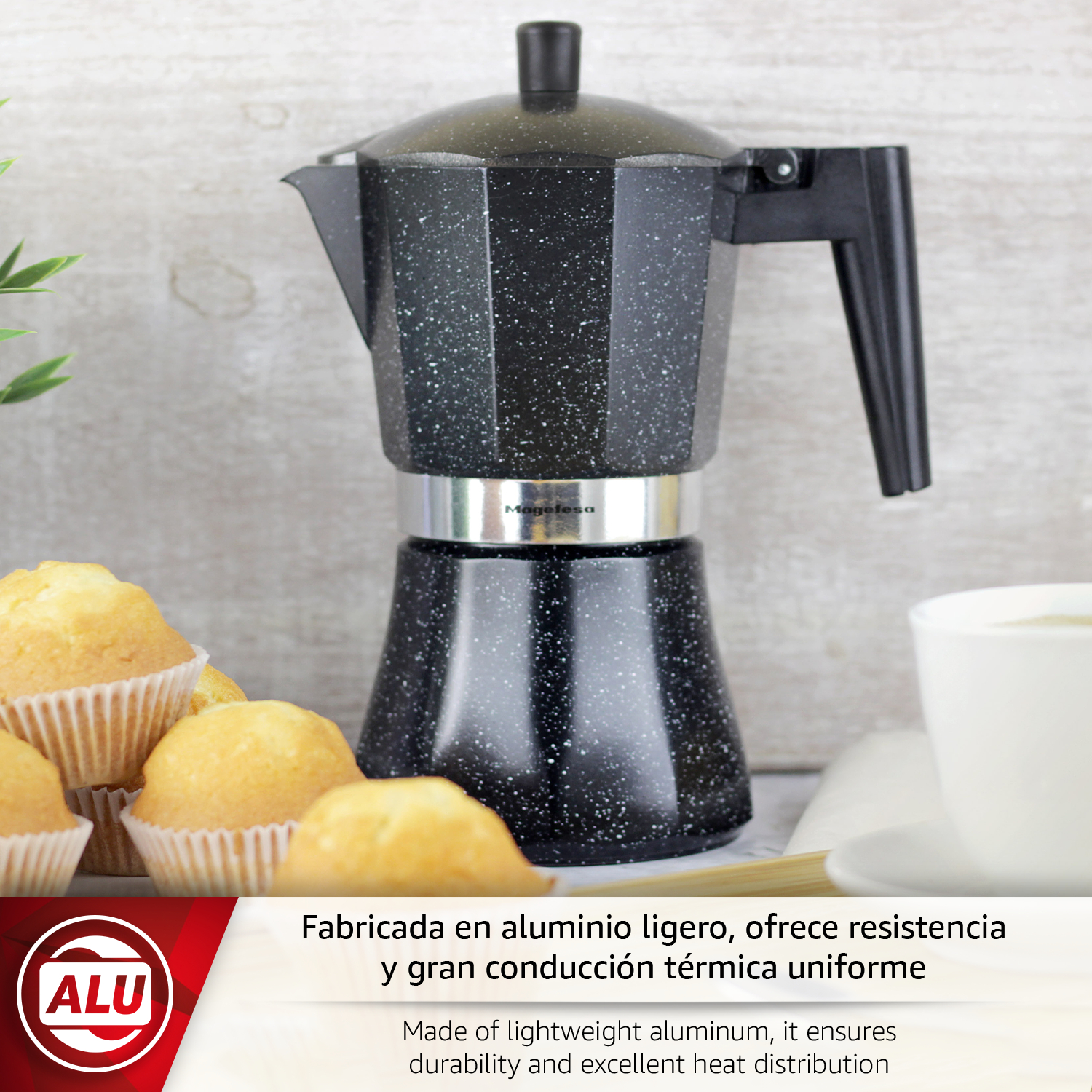Cafetera moka negra moteada con muffins y una taza.