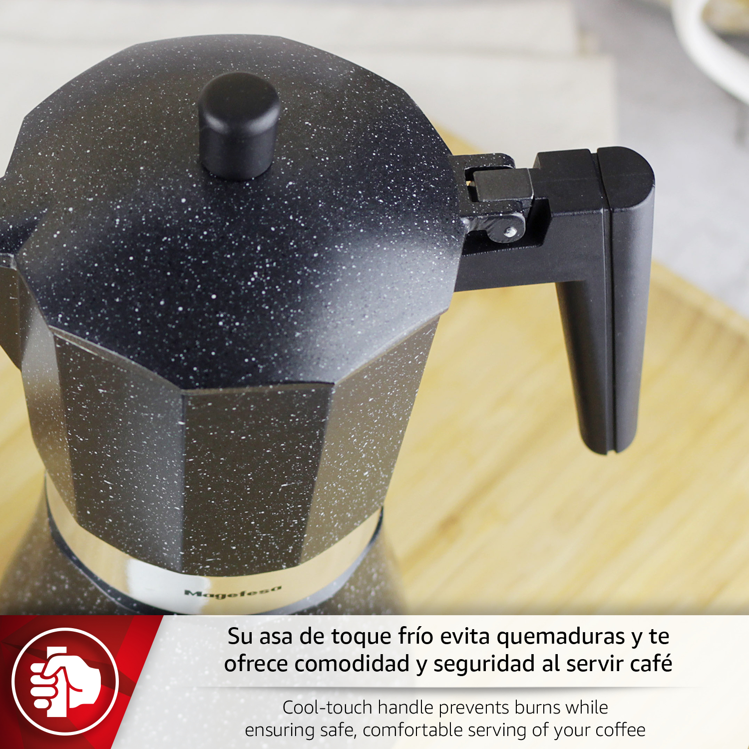 Cafetera de espresso negra moteada con asa negra sobre superficie de madera.