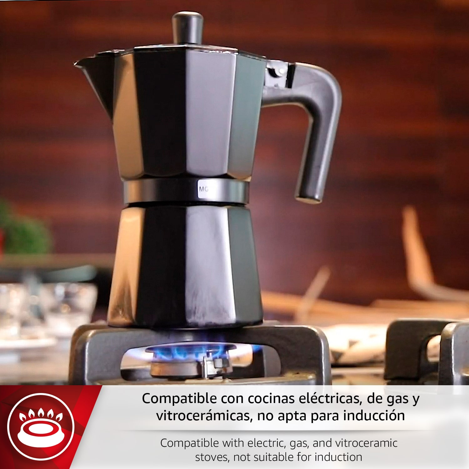 Una cafetera moka negra sobre un fogón de gas con llama azul.