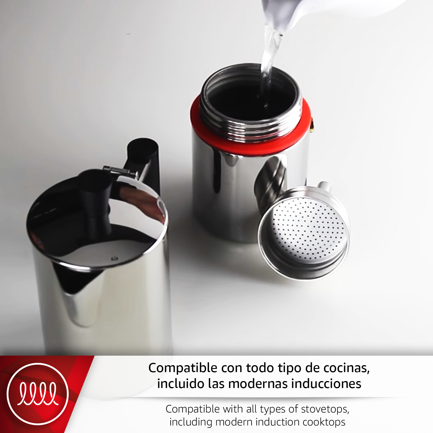 Una cafetera de metal siendo llenada. Otra está a su lado.