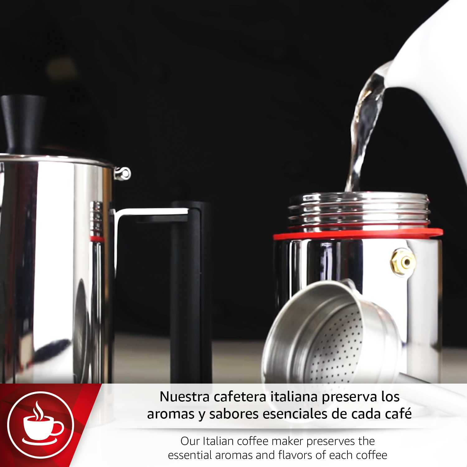El agua se vierte en una cafetera italiana, con otra al lado.