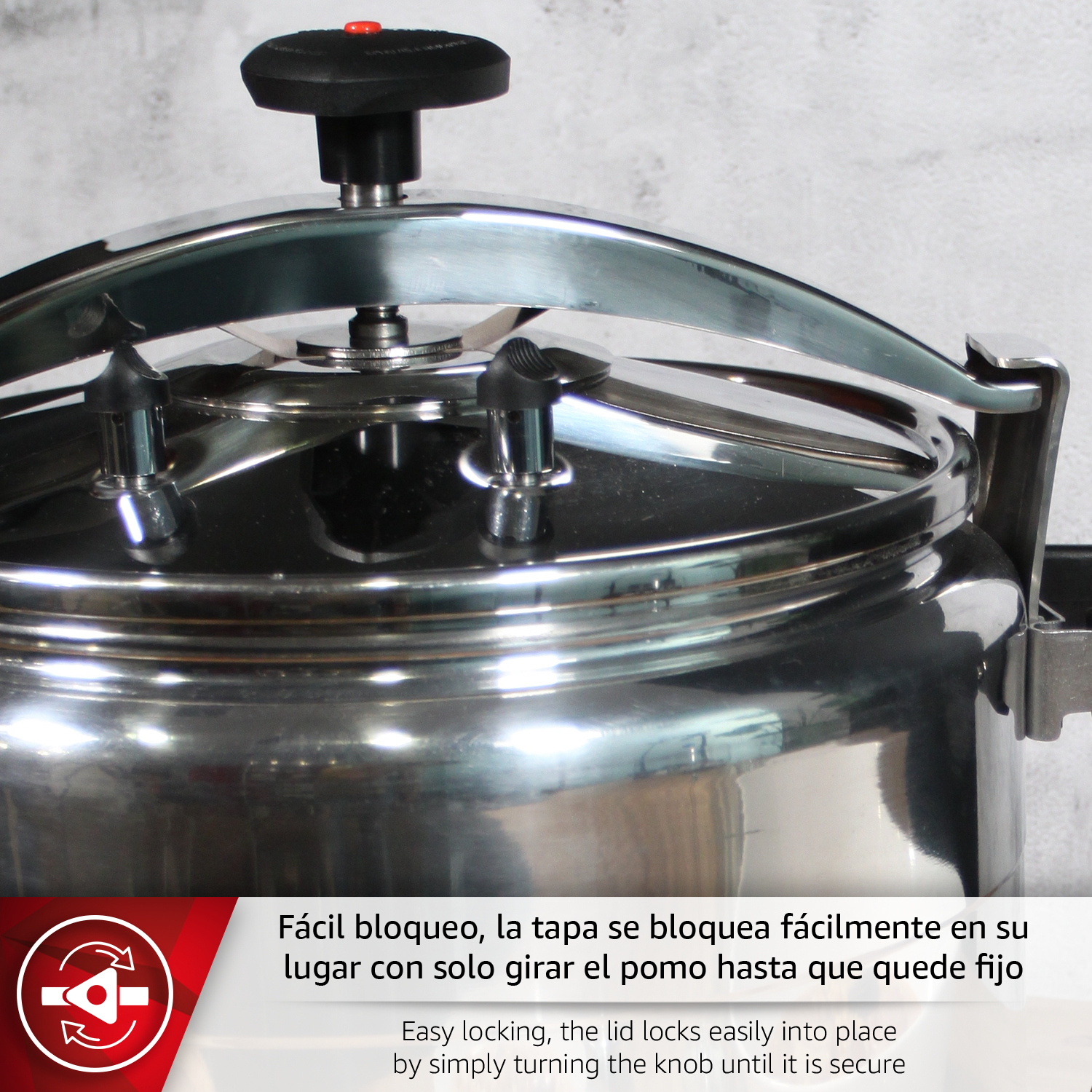 Tapa de olla a presión de acero inoxidable plateada con pomo negro.