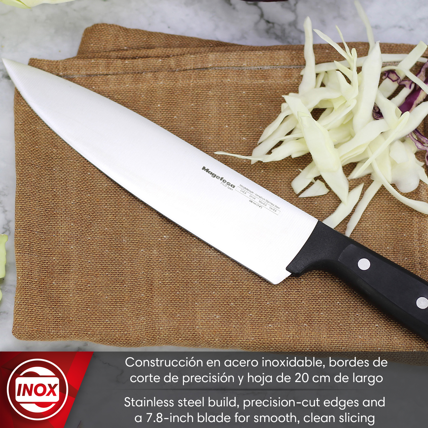 Un cuchillo de chef con mango negro sobre tela marrón junto a repollo cortado.