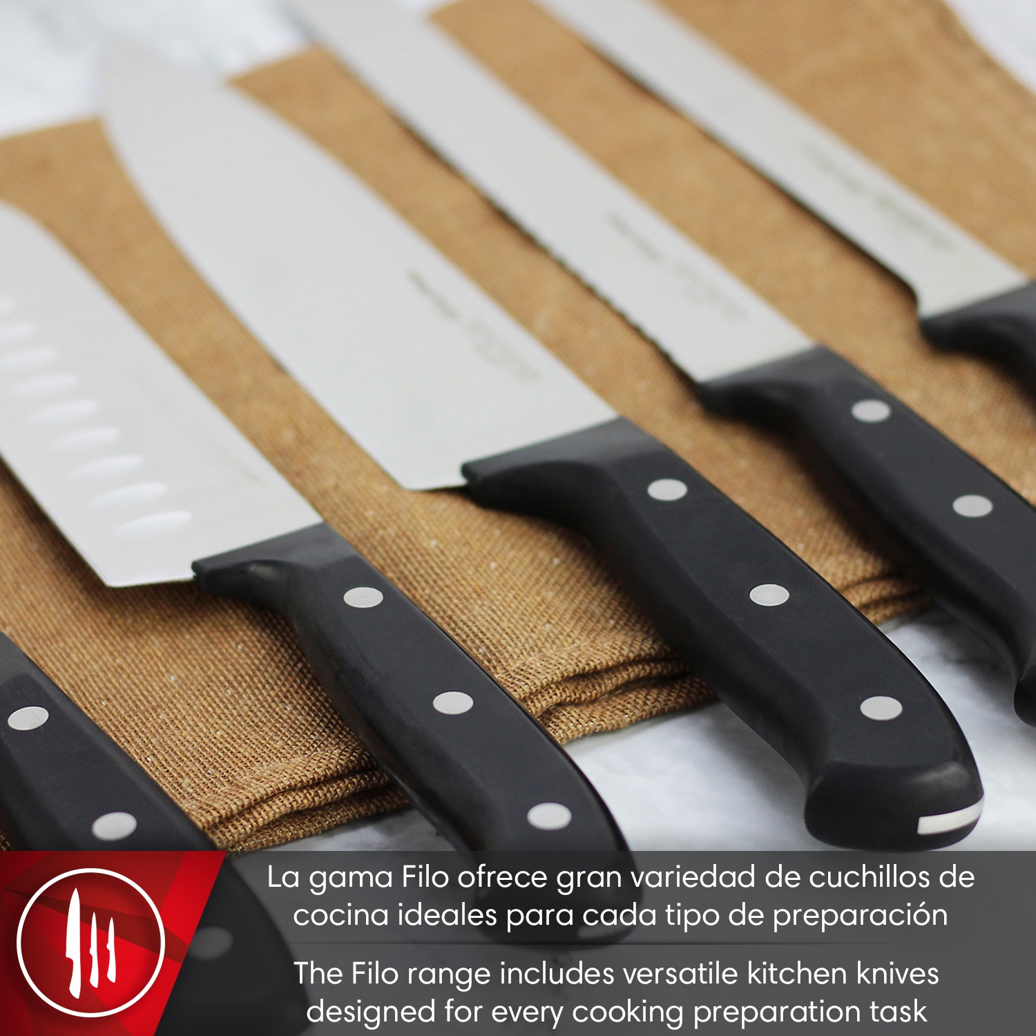 Varios cuchillos de cocina con mangos negros yacen sobre un paño marrón.