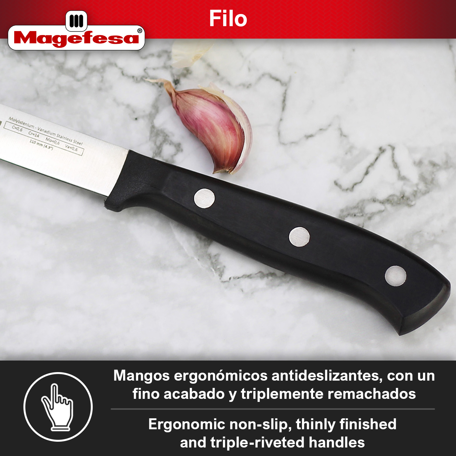 Un cuchillo con mango negro y ajo sobre fondo de mármol.